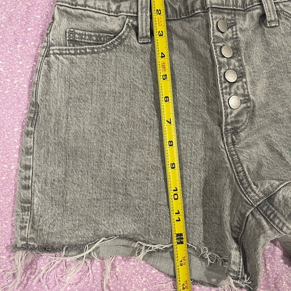 Gray High-Waisted Universal Thread Jean Shorts with Frayed Hem - Picture 3 of 10